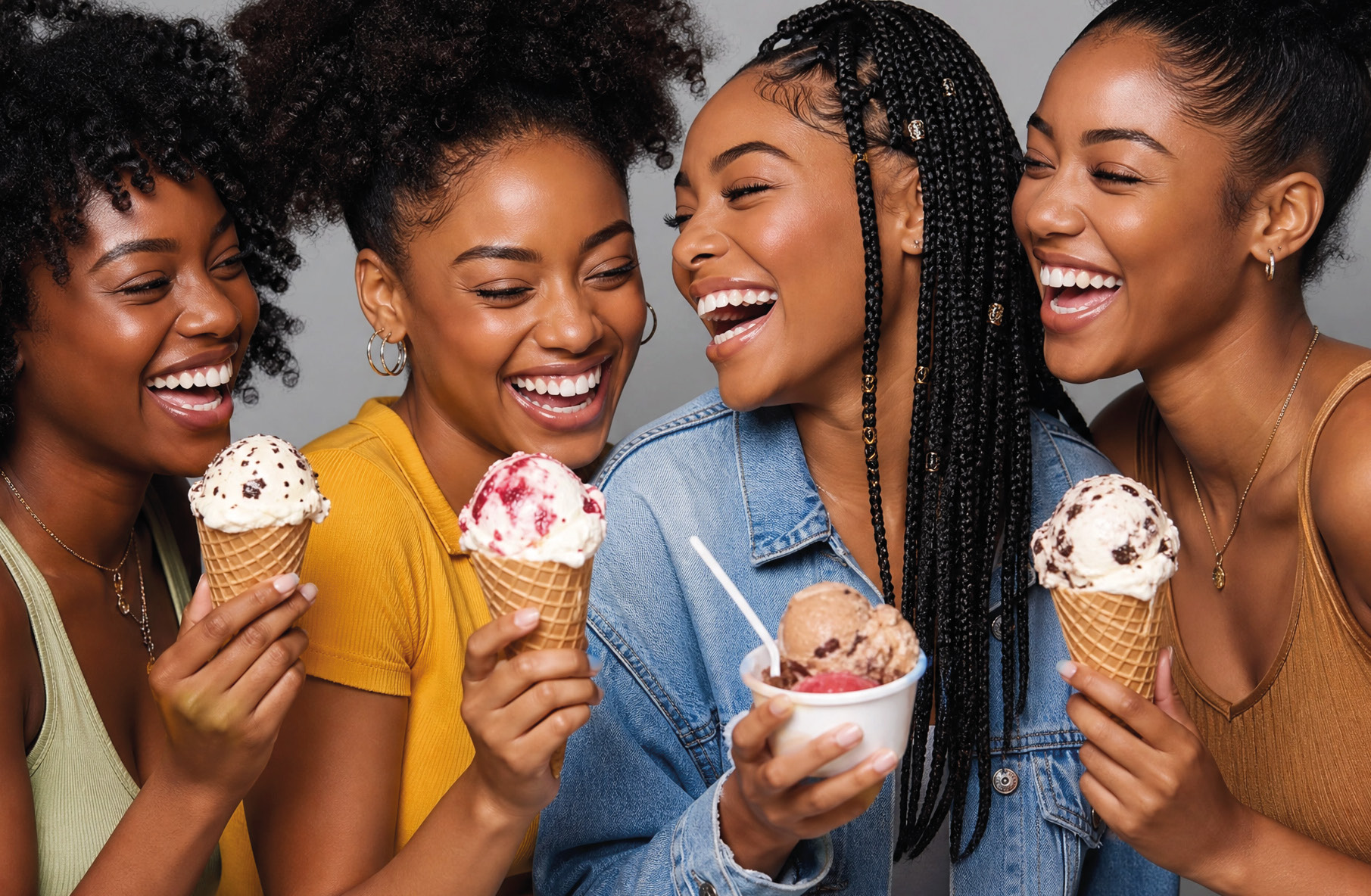 Des amies rient avec leurs glaces