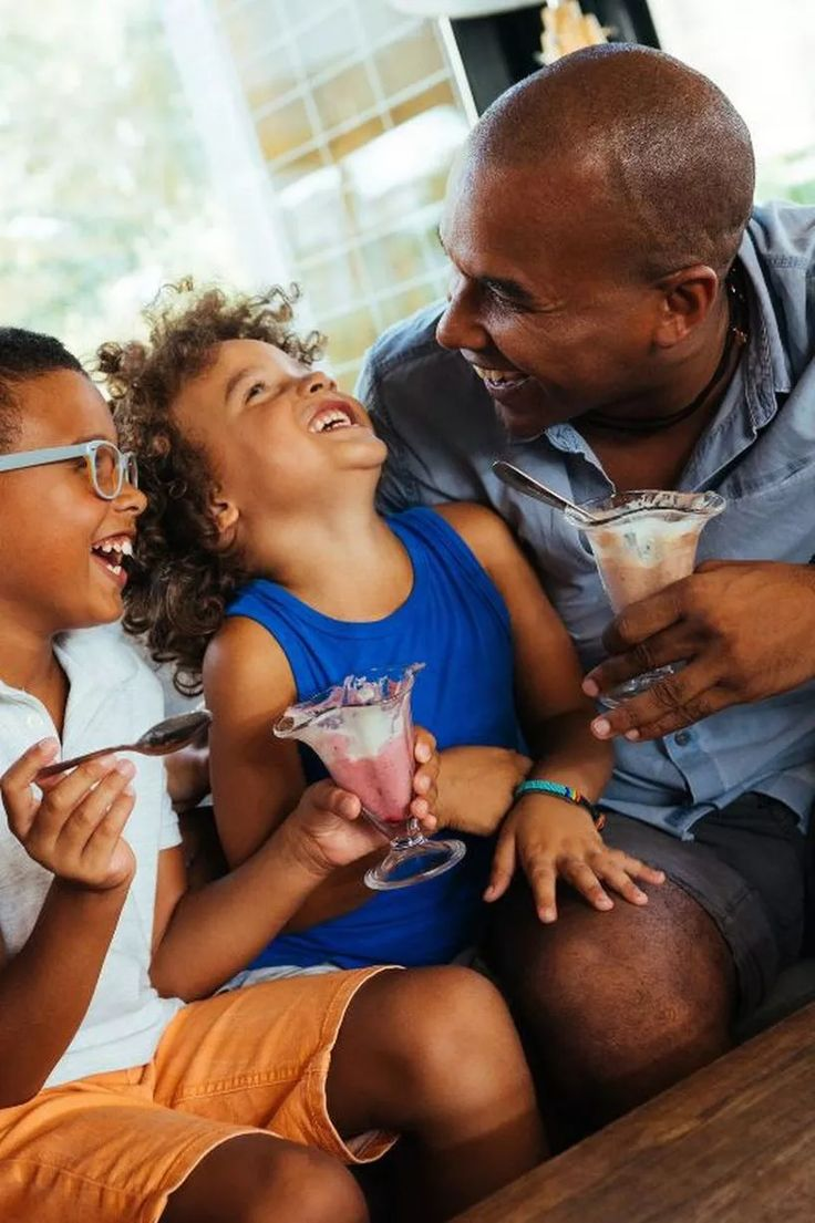 Un père et ses enfants partagent une glace