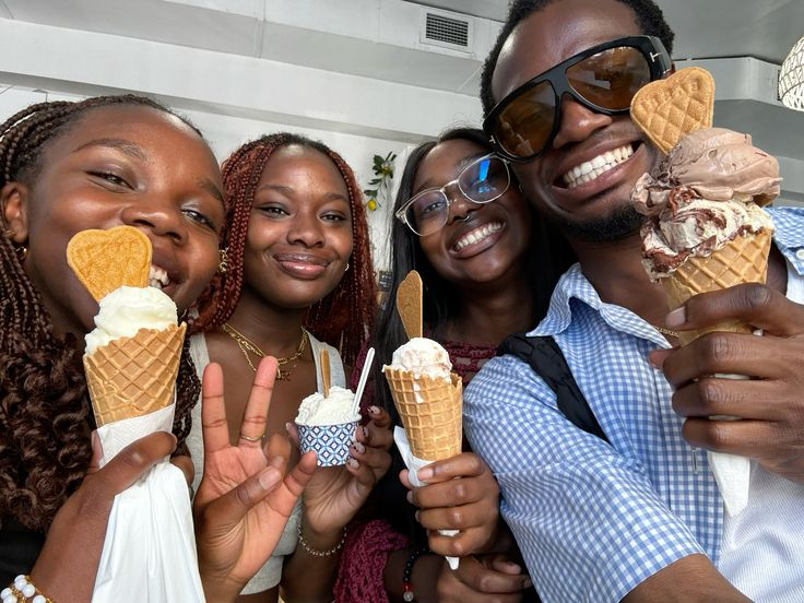 Des amis prennent un selfie avec leurs glaces