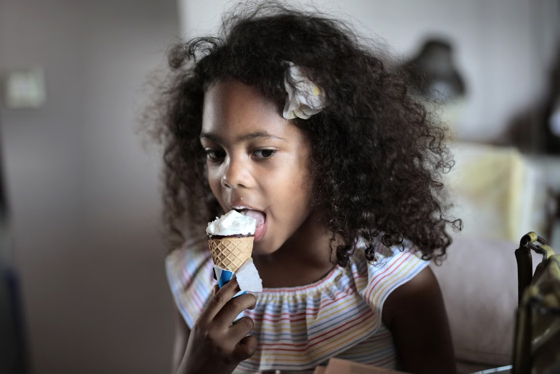 Une petite fille déguste sa glace KREAMY