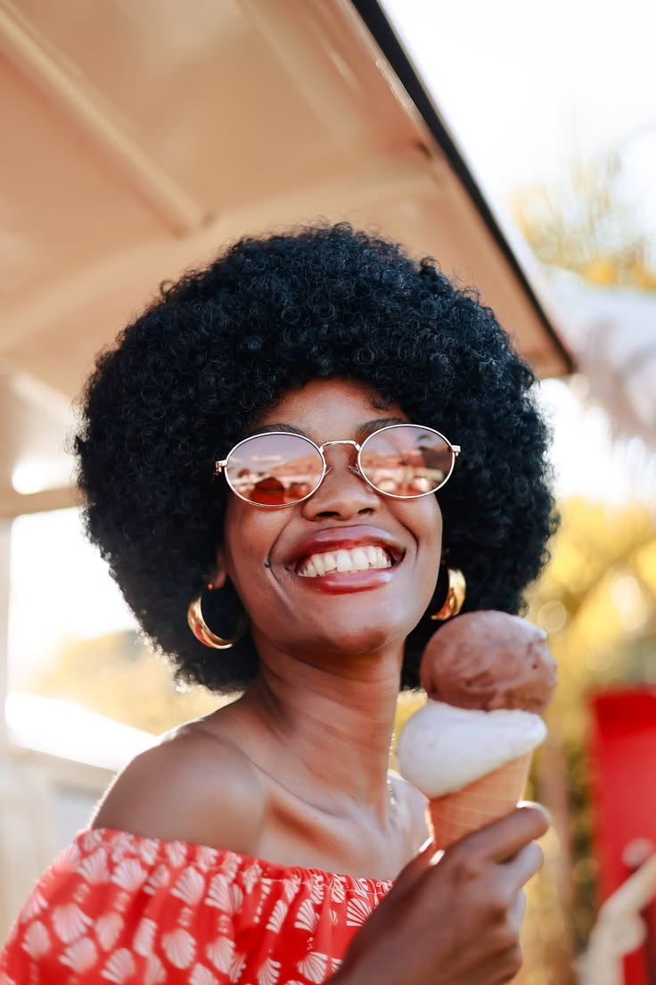Une jeune femme sourit avec sa glace