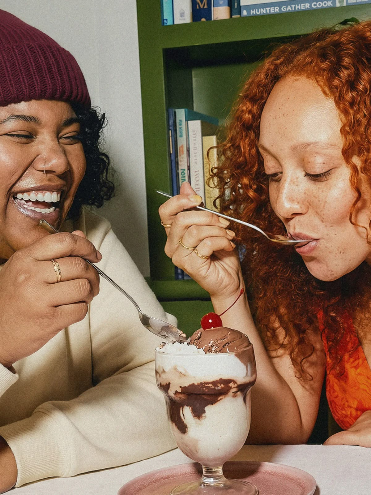 Deux amies savourent une coupe glacée KREAMY